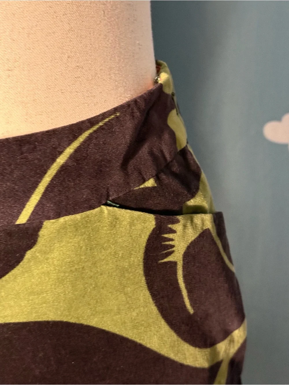 Boden velvet Olive Green Floral Print Pencil Skirt. Back faux pockets. 4